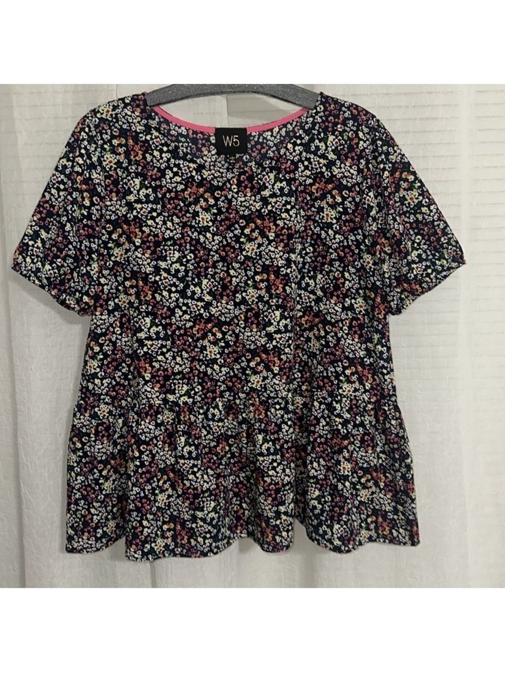 Anthro x W5 L Black Ditsy Floral Short Sleeve Peplum Wrinkle Resistant Top